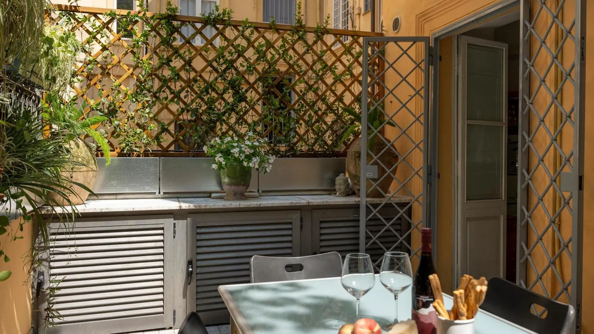 Domus Alexander, Terrace Downtown Apartment Rome Italy